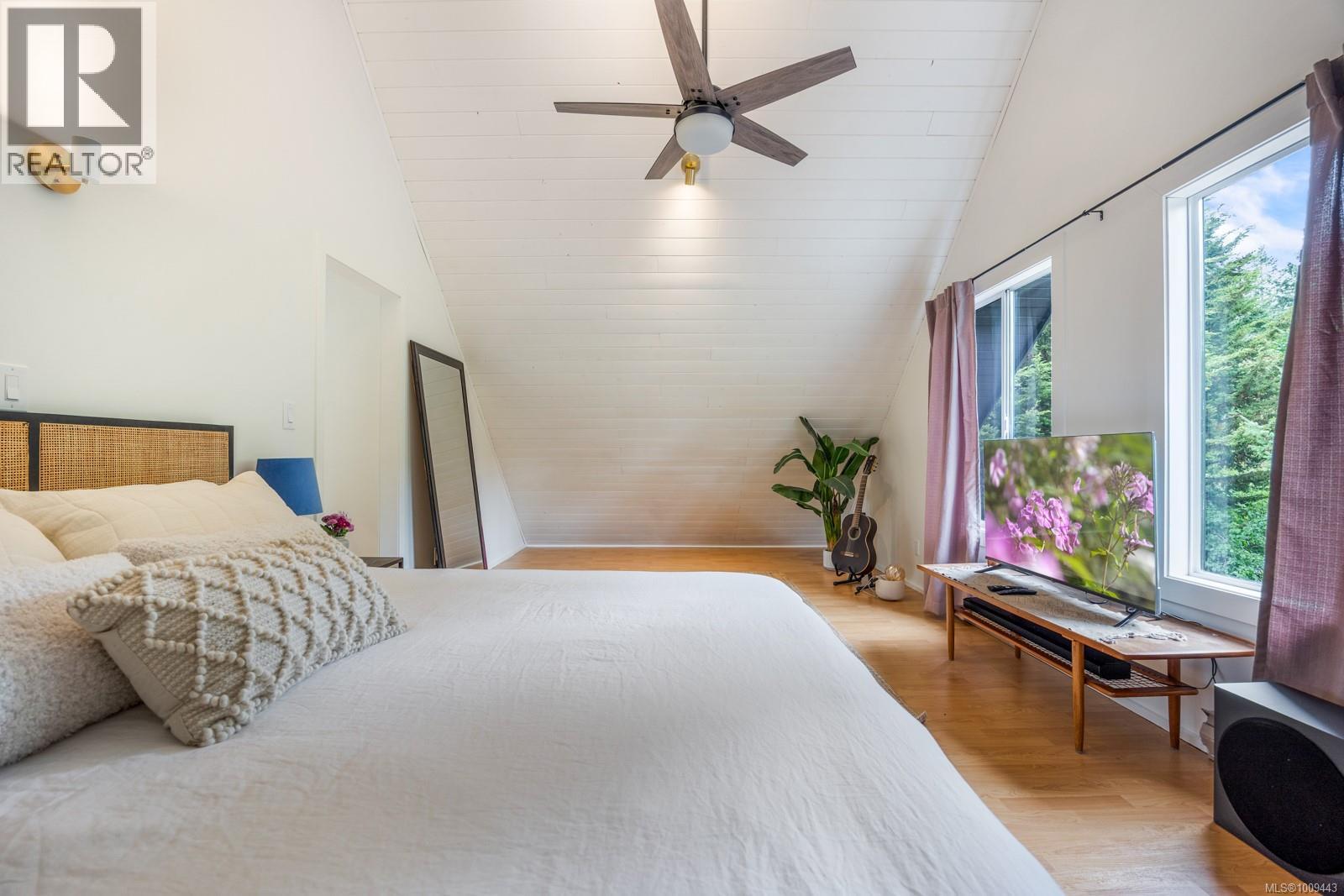 1975 Clamshell Dr, Gabriola Island