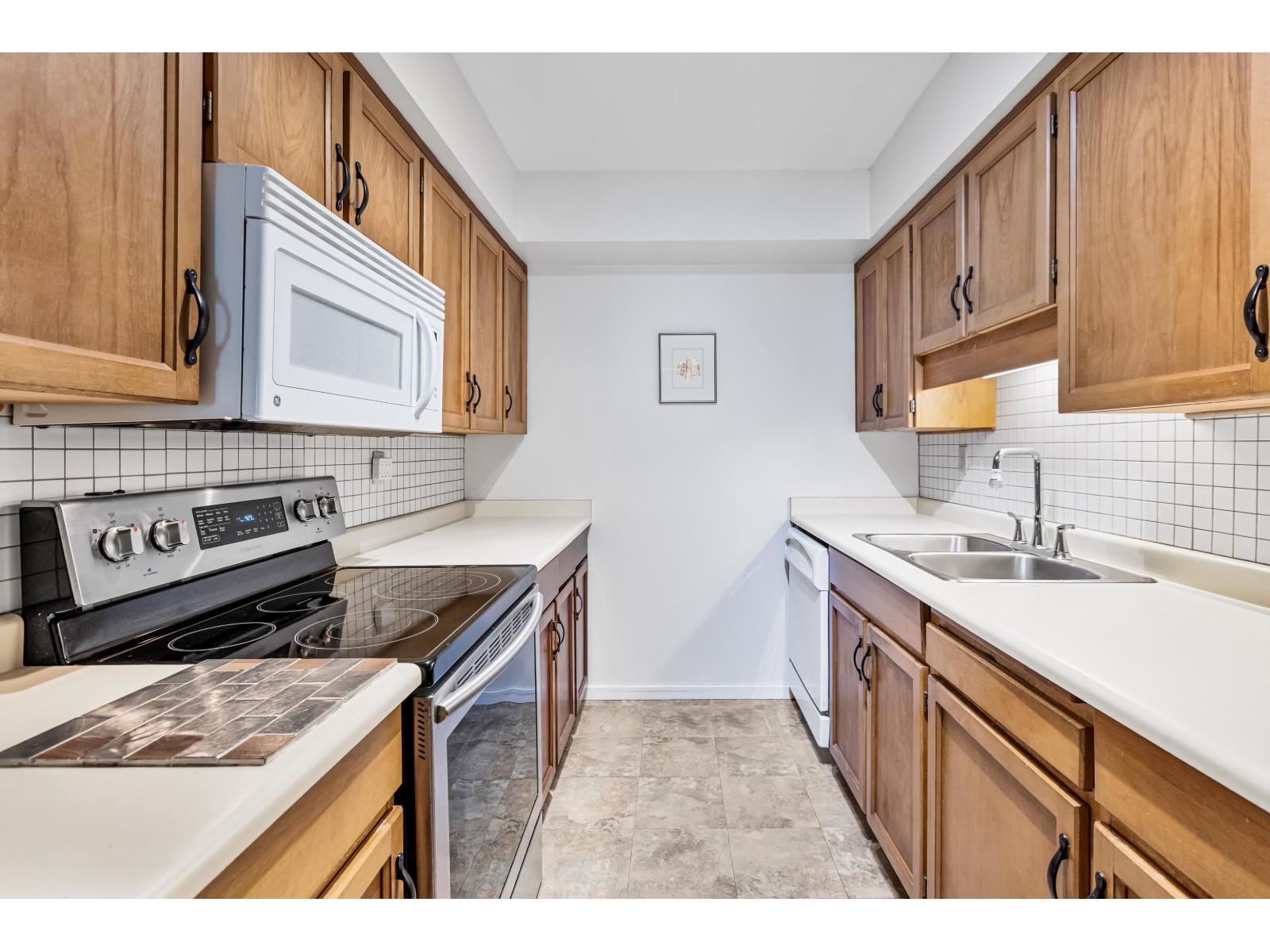 Photo 6 of 204 1458 Blackwood Street, White Rock BC