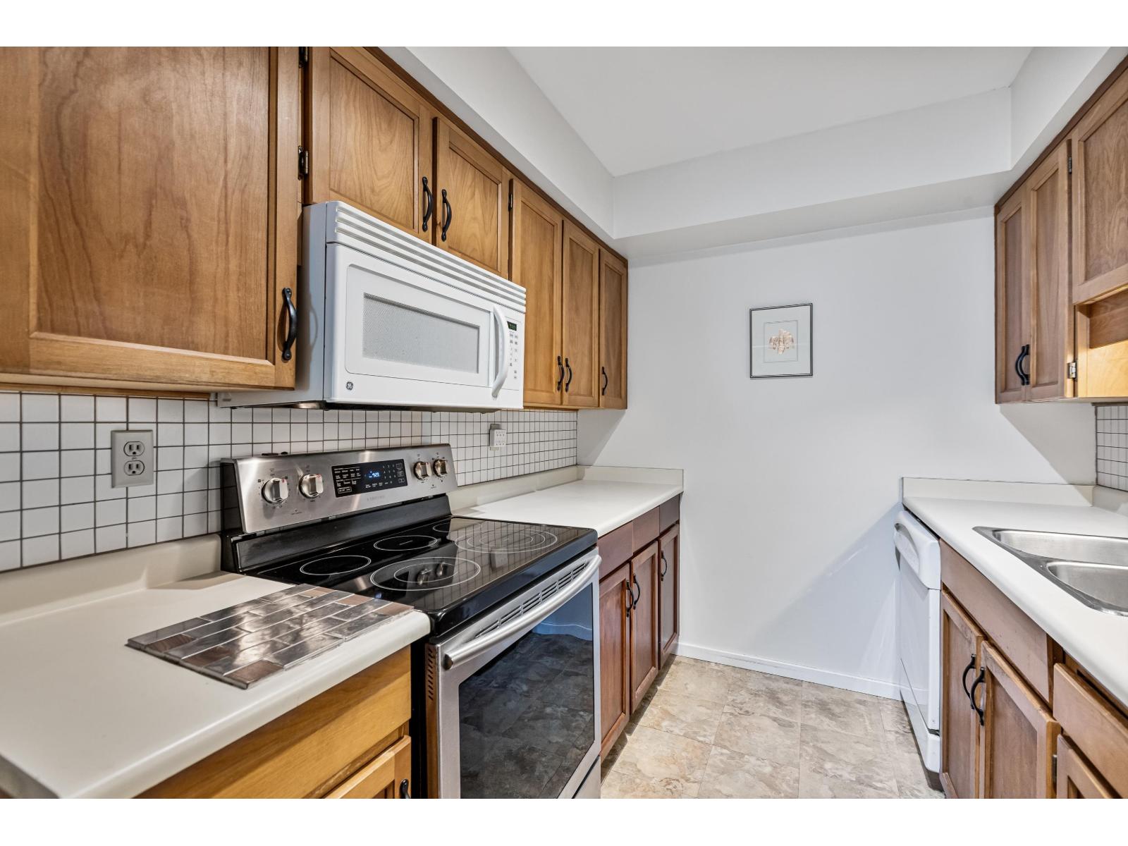 Photo 7 of 204 1458 Blackwood Street, White Rock BC