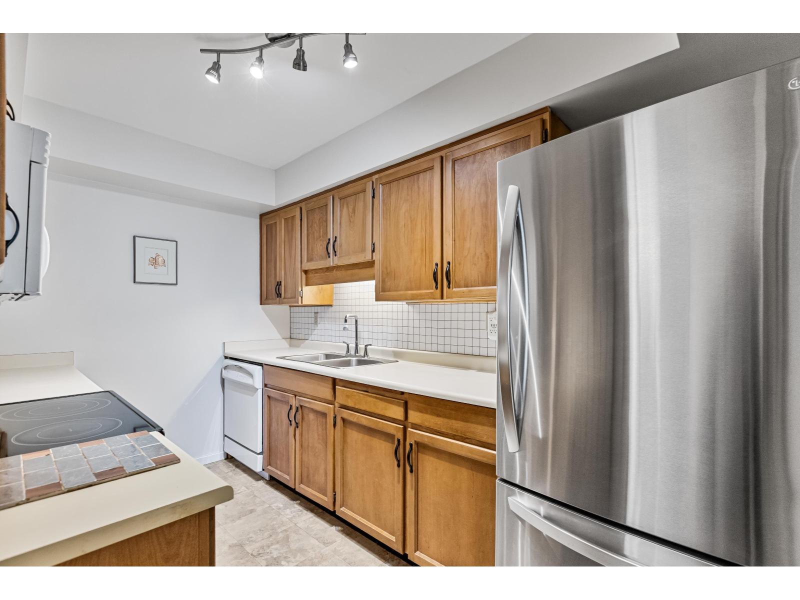 Photo 5 of 204 1458 Blackwood Street, White Rock BC