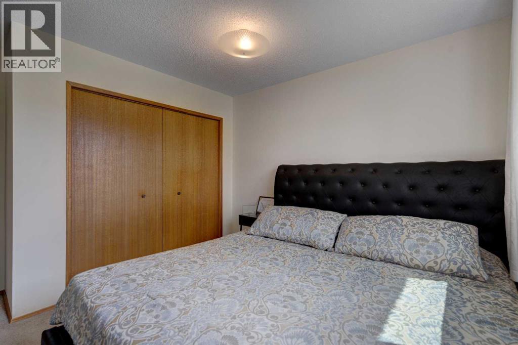 Single Family House 3 Level for Sale in  Ranchview Circle NW Ranchlands Calgary 