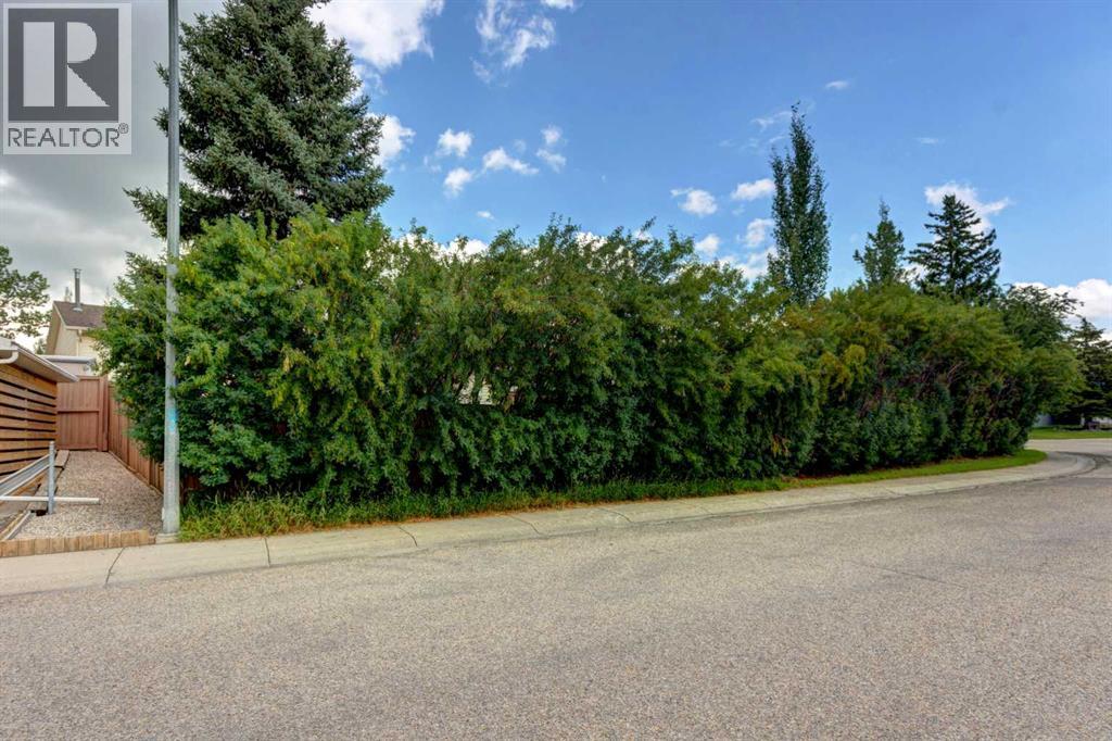 Single Family House 3 Level for Sale in  Ranchview Circle NW Ranchlands Calgary 