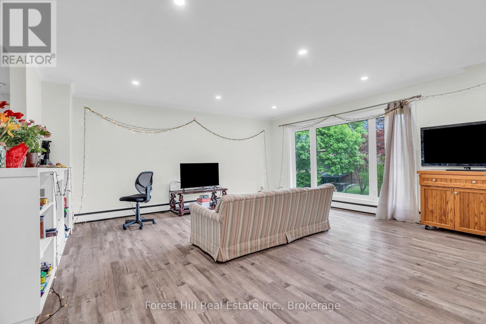 Photo 3 of 110 Stonybrook Drive, Kitchener ON