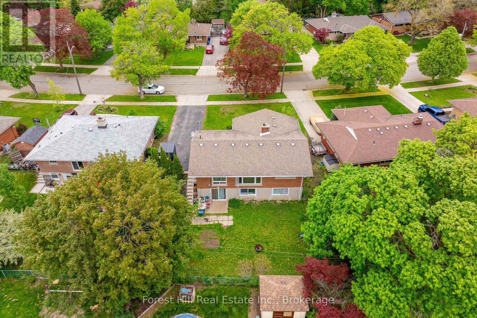 Photo 18 of 110 Stonybrook Drive, Kitchener ON