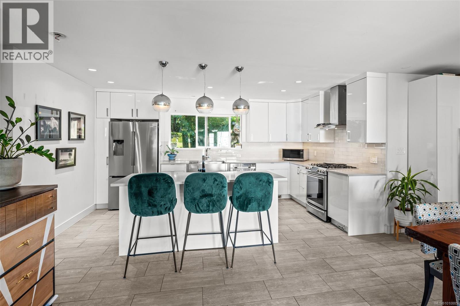 Photo 2 of 4007 Malton Ave, Saanich BC