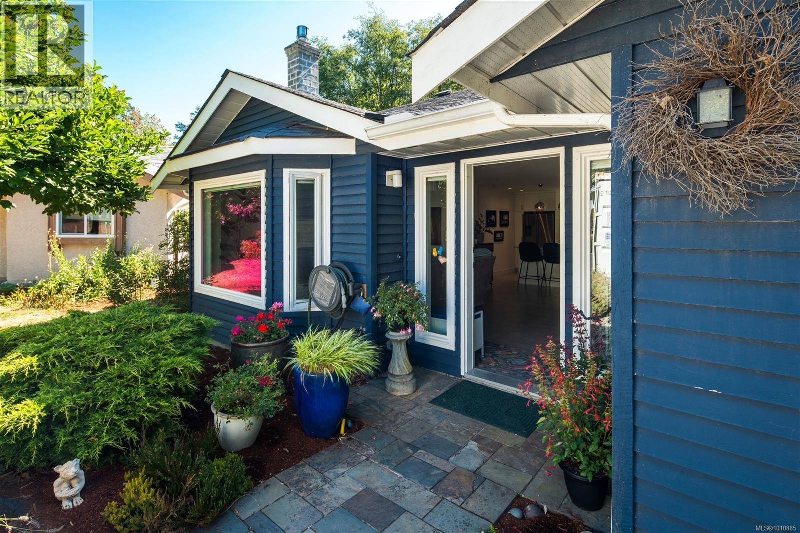Photo 5 of 4007 Malton Ave, Saanich BC