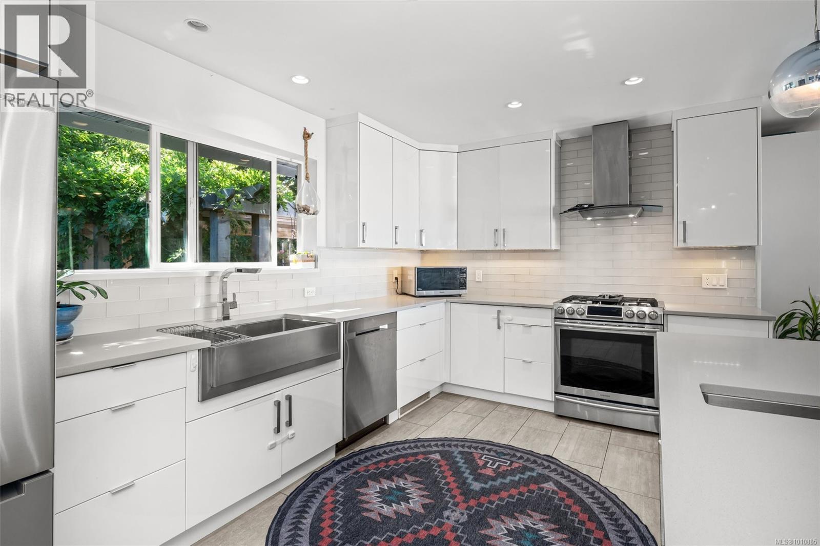 Photo 8 of 4007 Malton Ave, Saanich BC