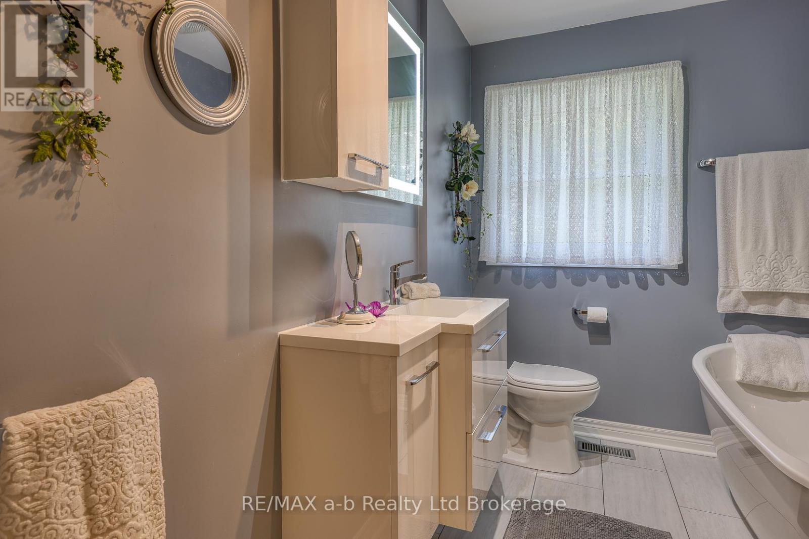 Photo 6 of 543 Highland Drive, Woodstock ON