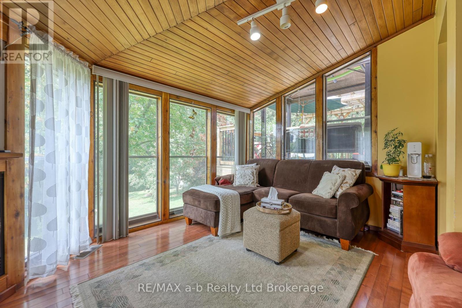 Photo 2 of 543 Highland Drive, Woodstock ON