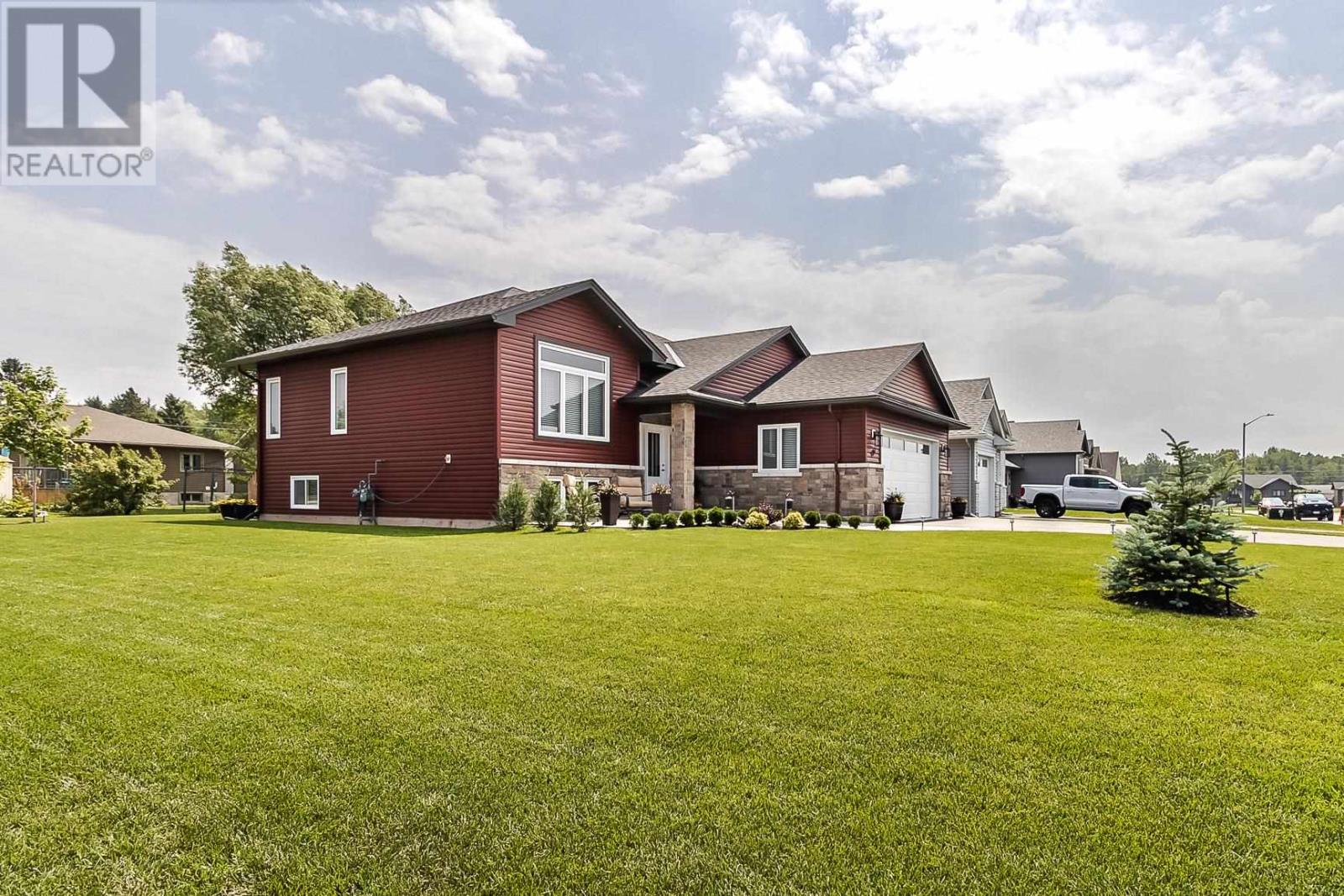 Photo 39 of 107 Chatfield Dr, Sault Ste Marie ON