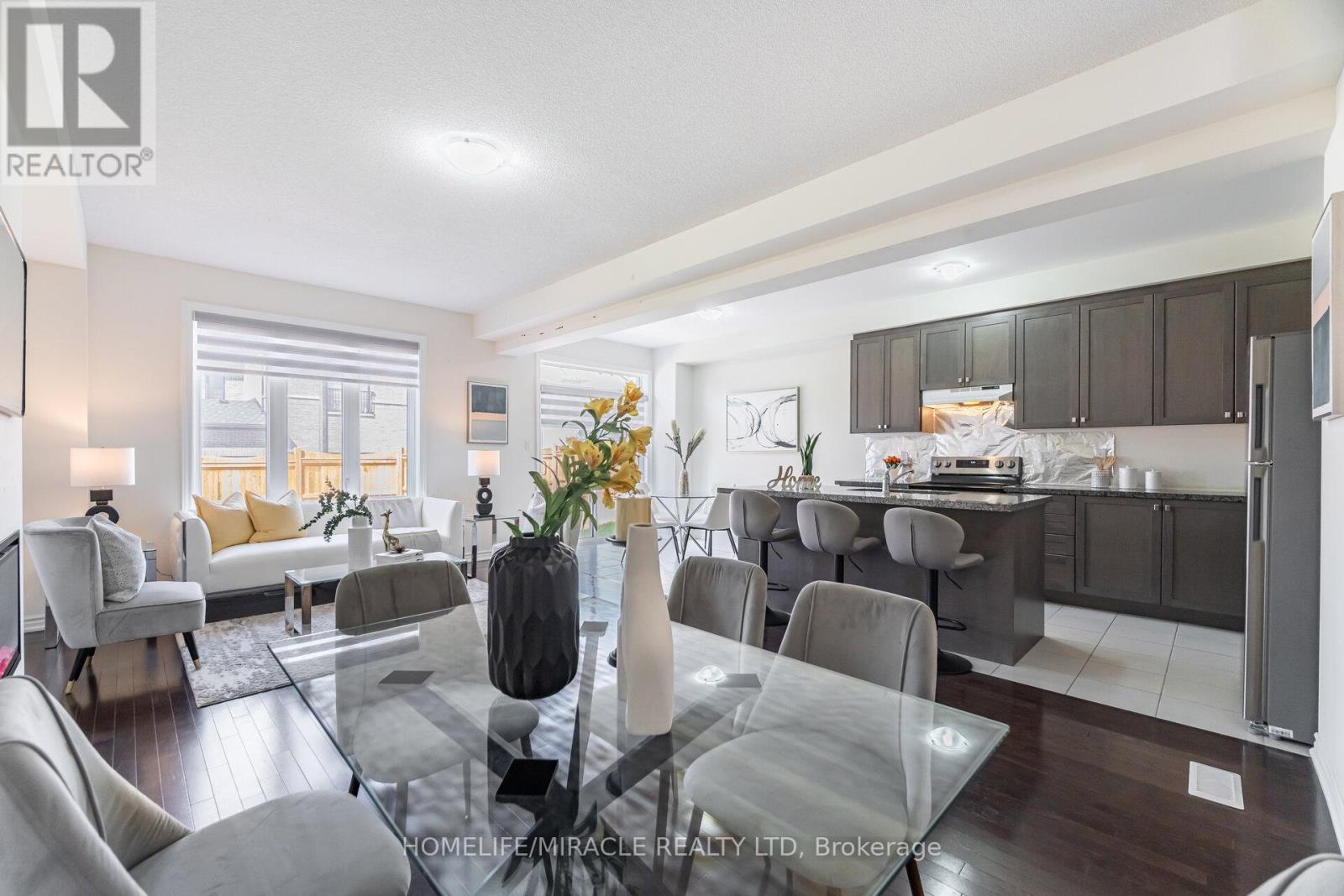 Photo 8 of 10 Van Wart Street, Whitby ON