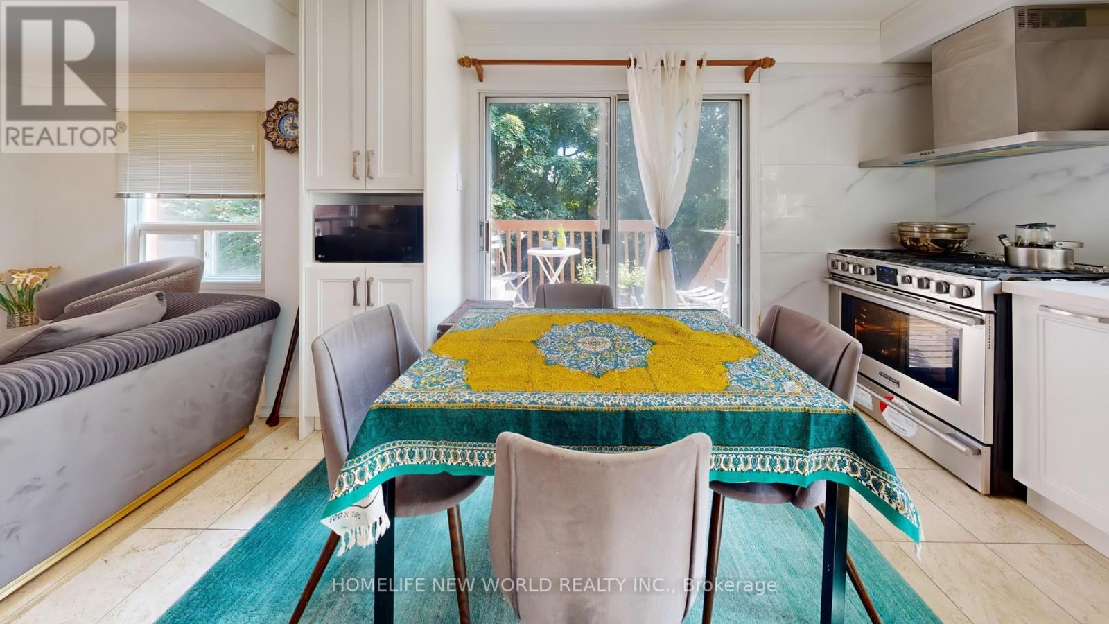 Photo 10 of 19 Chadburn Crescent, Aurora ON