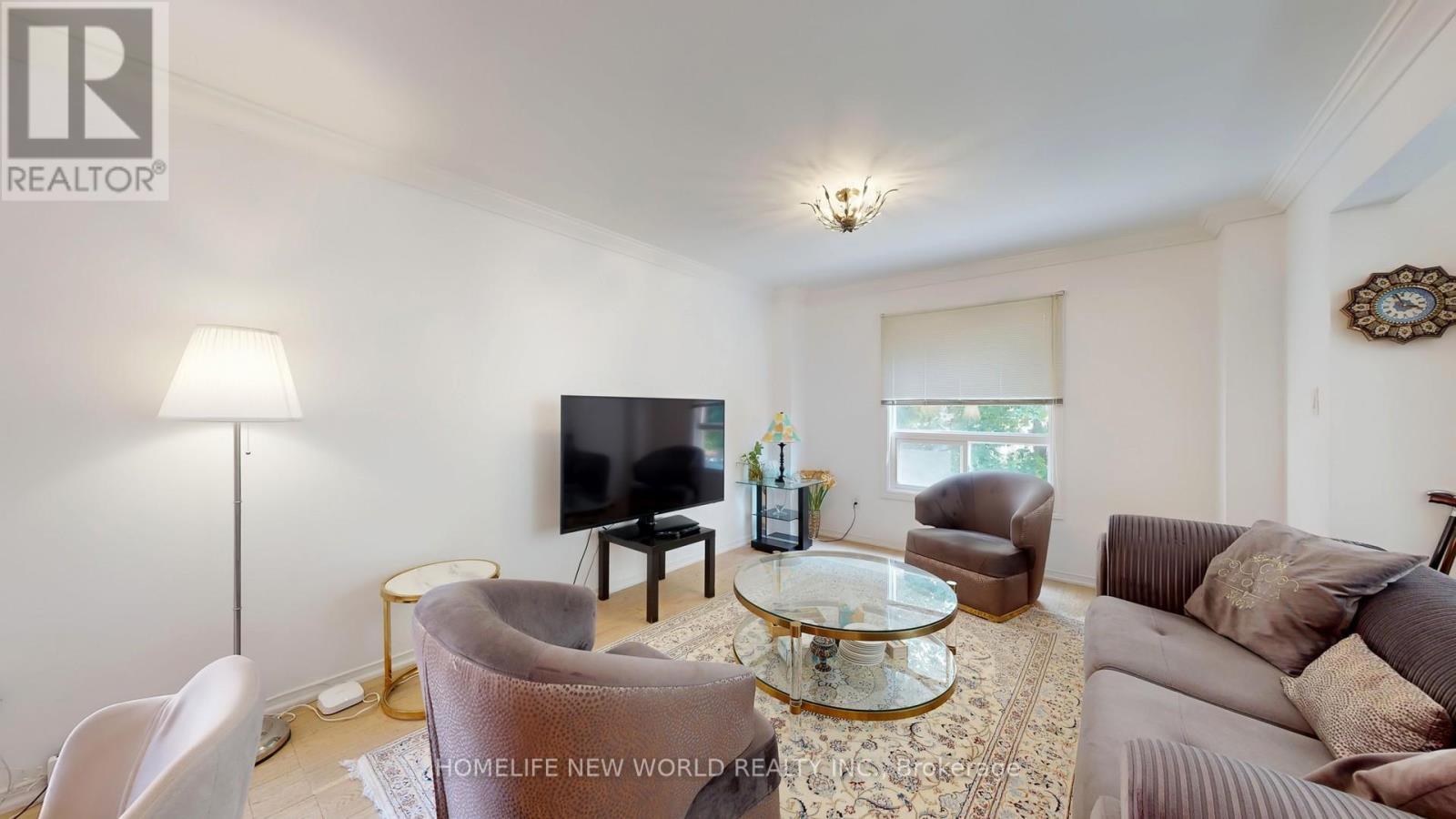 Photo 11 of 19 Chadburn Crescent, Aurora ON