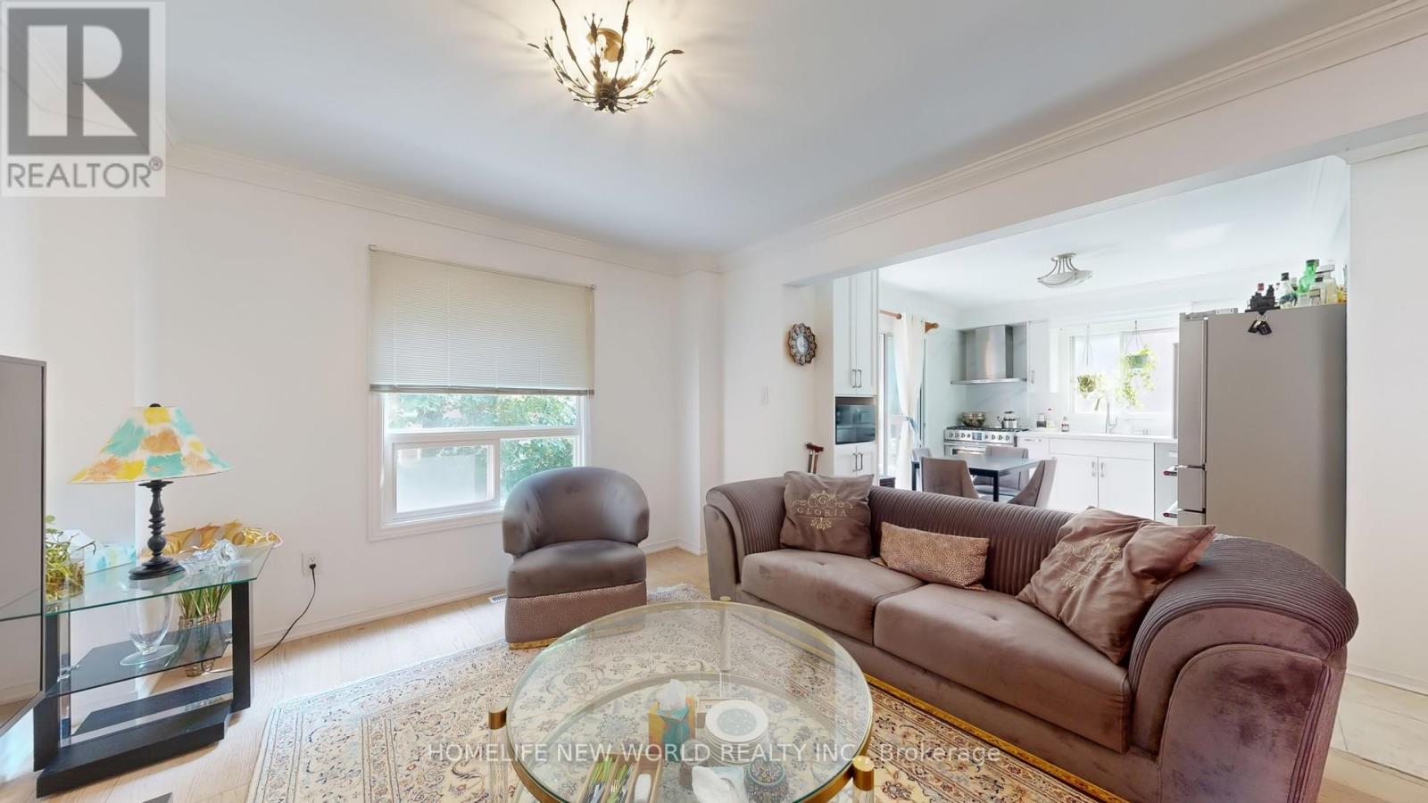 Photo 12 of 19 Chadburn Crescent, Aurora ON