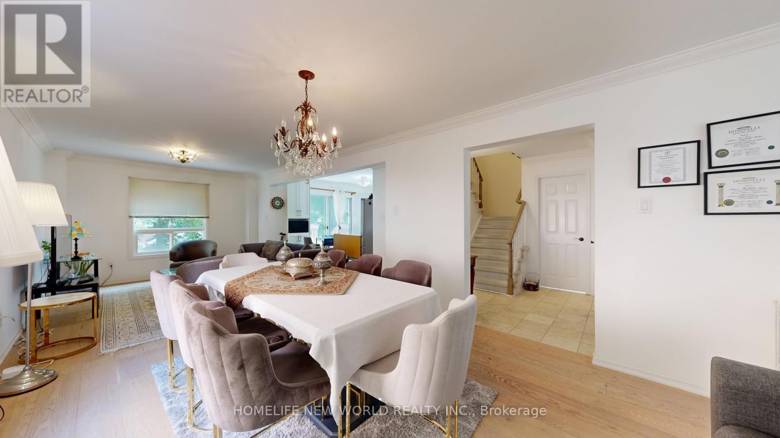 Photo 16 of 19 Chadburn Crescent, Aurora ON