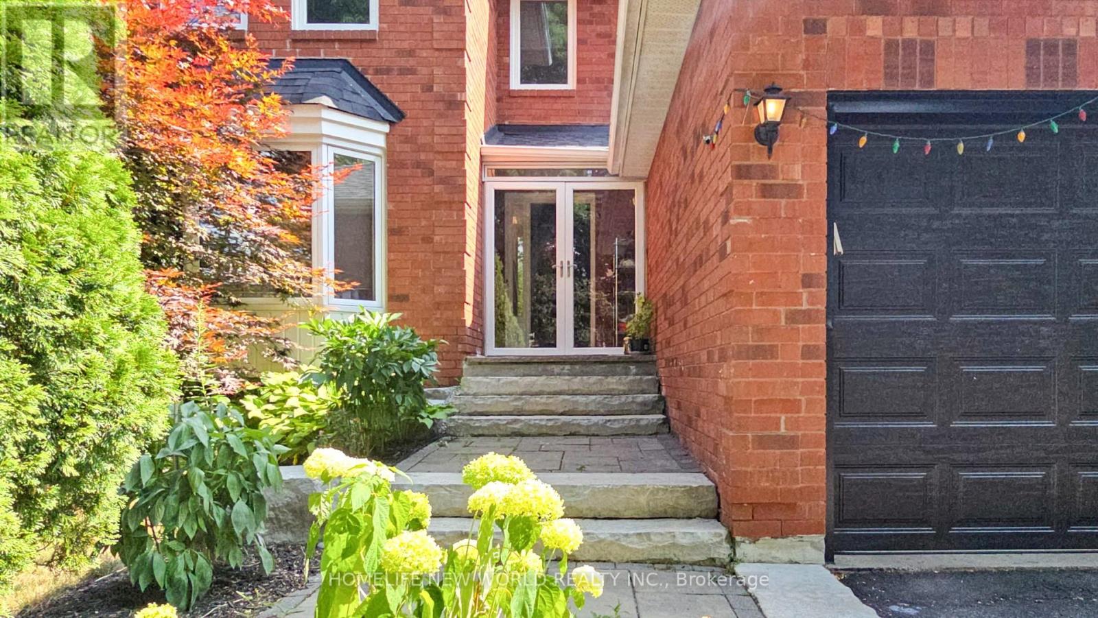Photo 2 of 19 Chadburn Crescent, Aurora ON