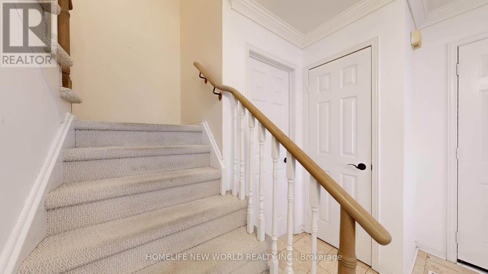 Photo 21 of 19 Chadburn Crescent, Aurora ON