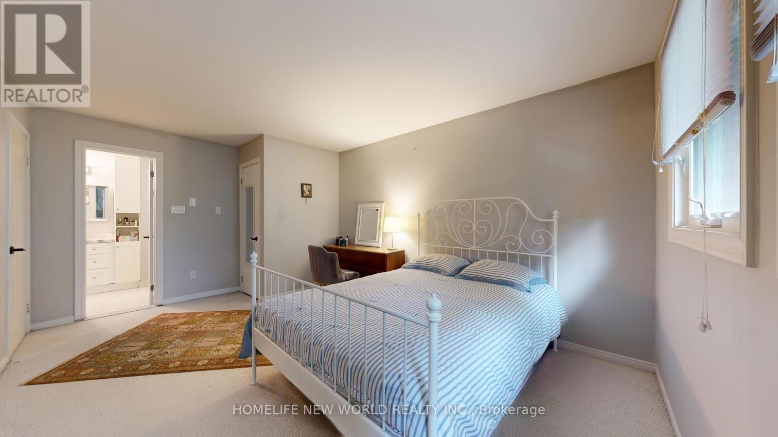 Photo 25 of 19 Chadburn Crescent, Aurora ON