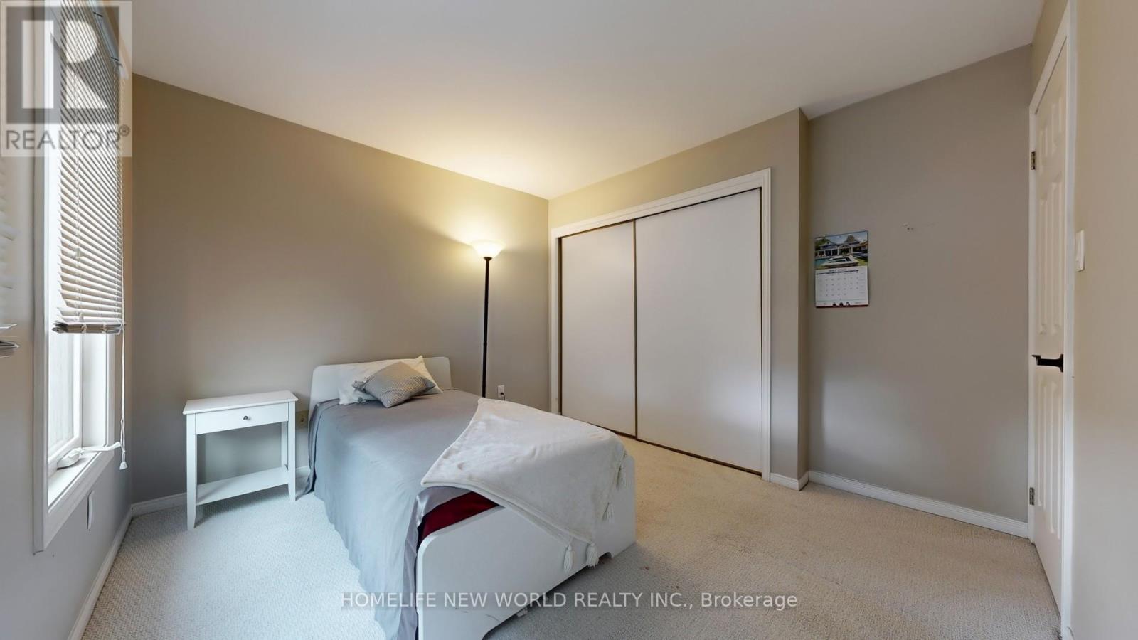 Photo 32 of 19 Chadburn Crescent, Aurora ON