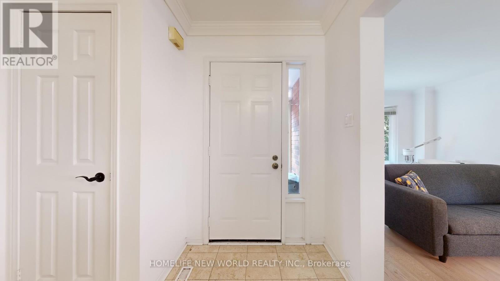Photo 4 of 19 Chadburn Crescent, Aurora ON