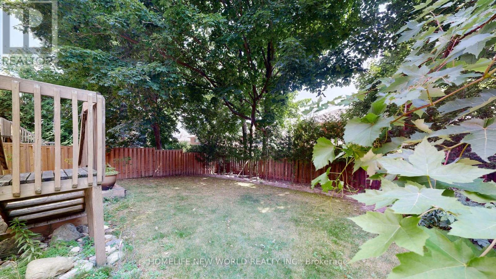 Photo 43 of 19 Chadburn Crescent, Aurora ON