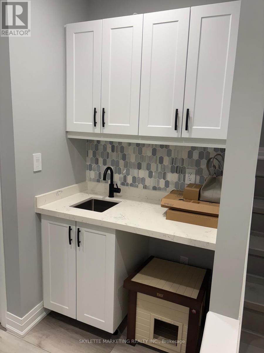 Photo 18 of Lower 5 Sikura Circle, Aurora ON