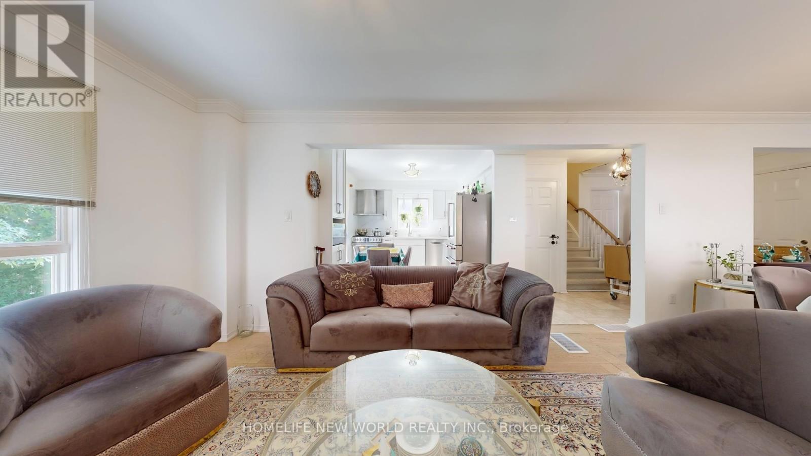 Photo 13 of 19 Chadburn Crescent, Aurora ON