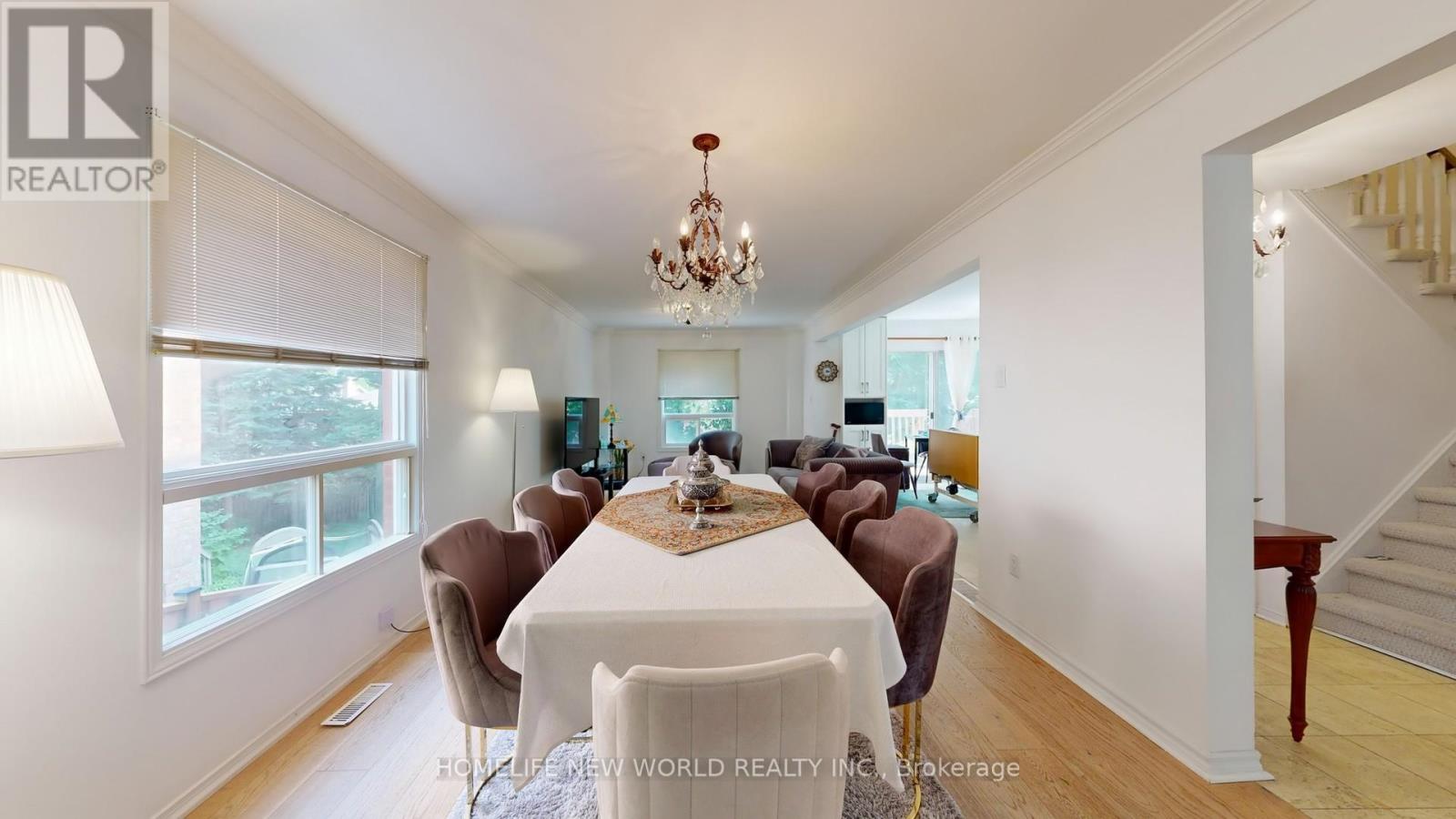 Photo 17 of 19 Chadburn Crescent, Aurora ON