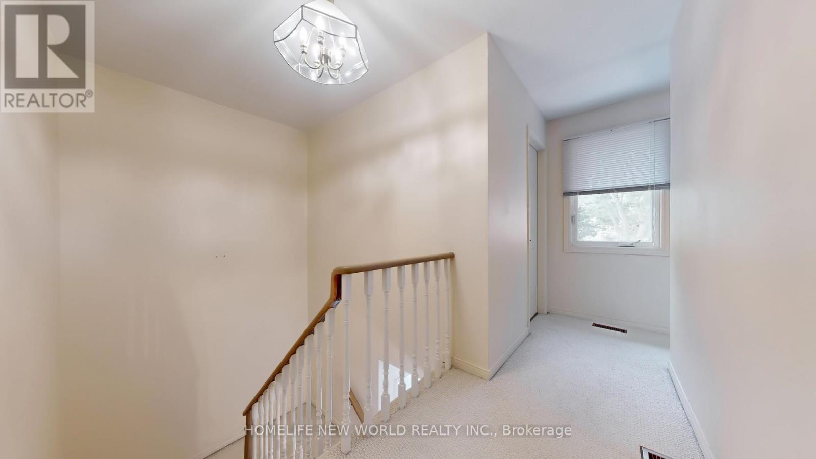 Photo 22 of 19 Chadburn Crescent, Aurora ON