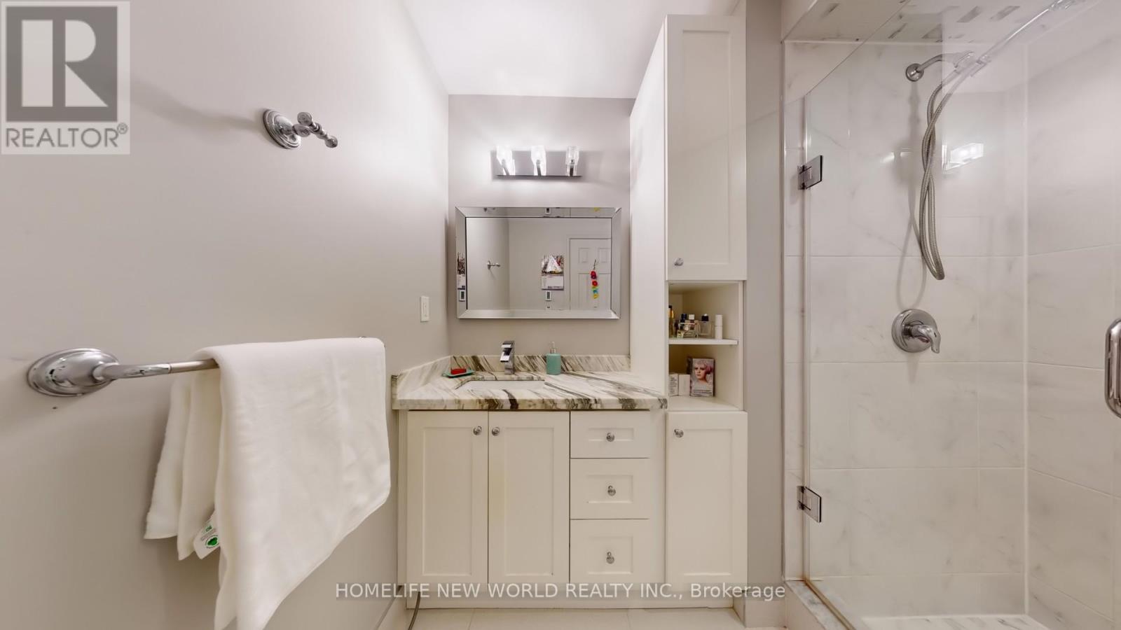 Photo 26 of 19 Chadburn Crescent, Aurora ON