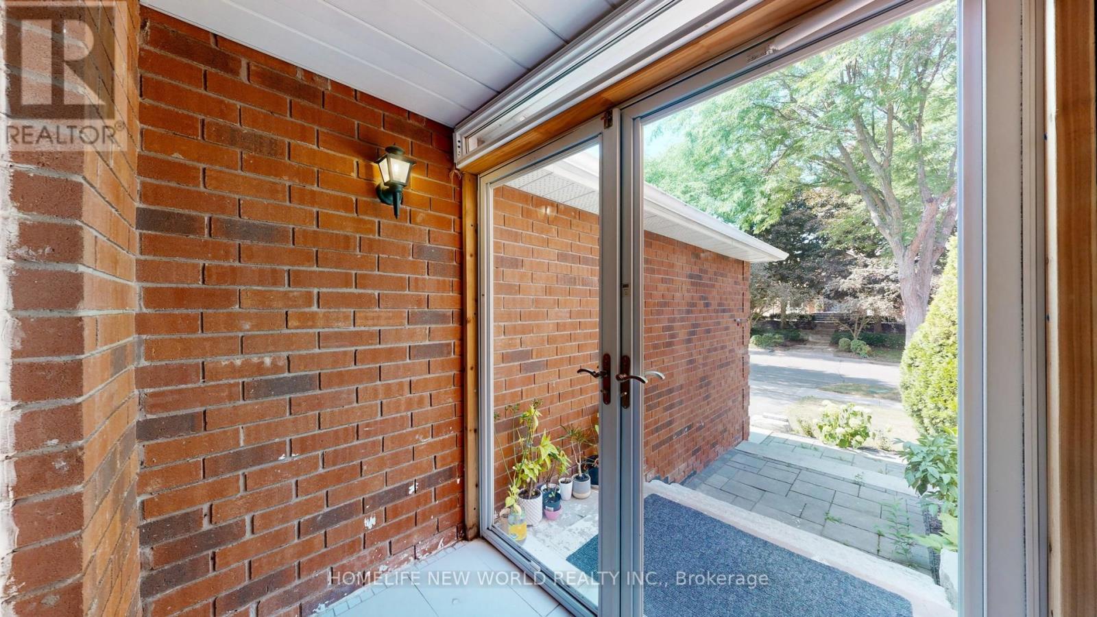 Photo 3 of 19 Chadburn Crescent, Aurora ON