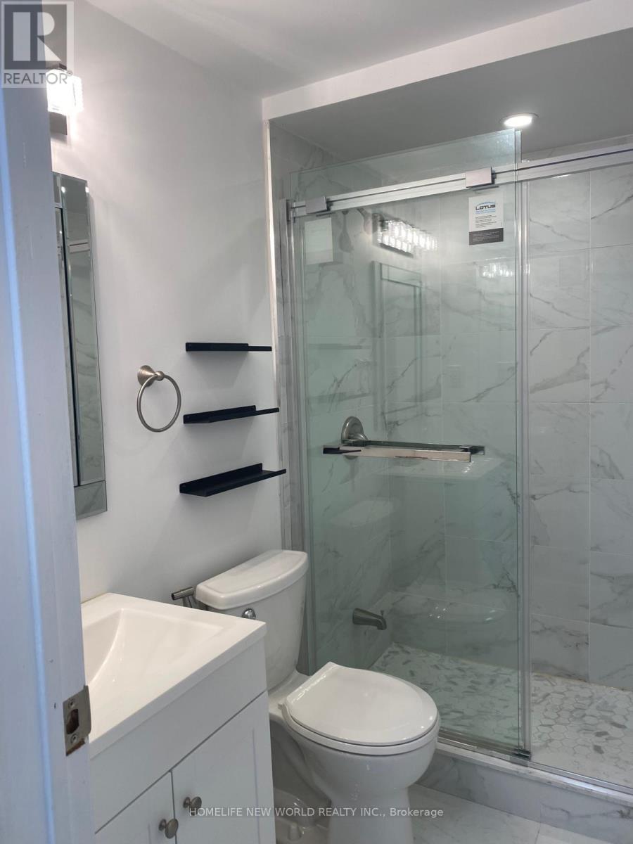 Photo 37 of 19 Chadburn Crescent, Aurora ON