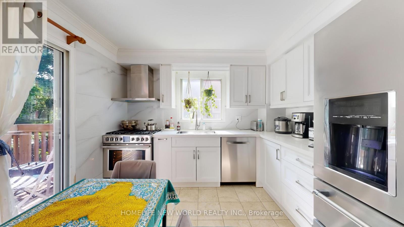 Photo 5 of 19 Chadburn Crescent, Aurora ON