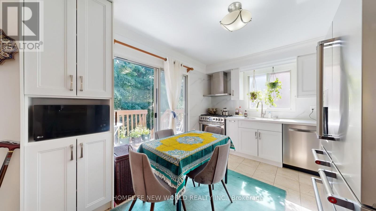 Photo 9 of 19 Chadburn Crescent, Aurora ON