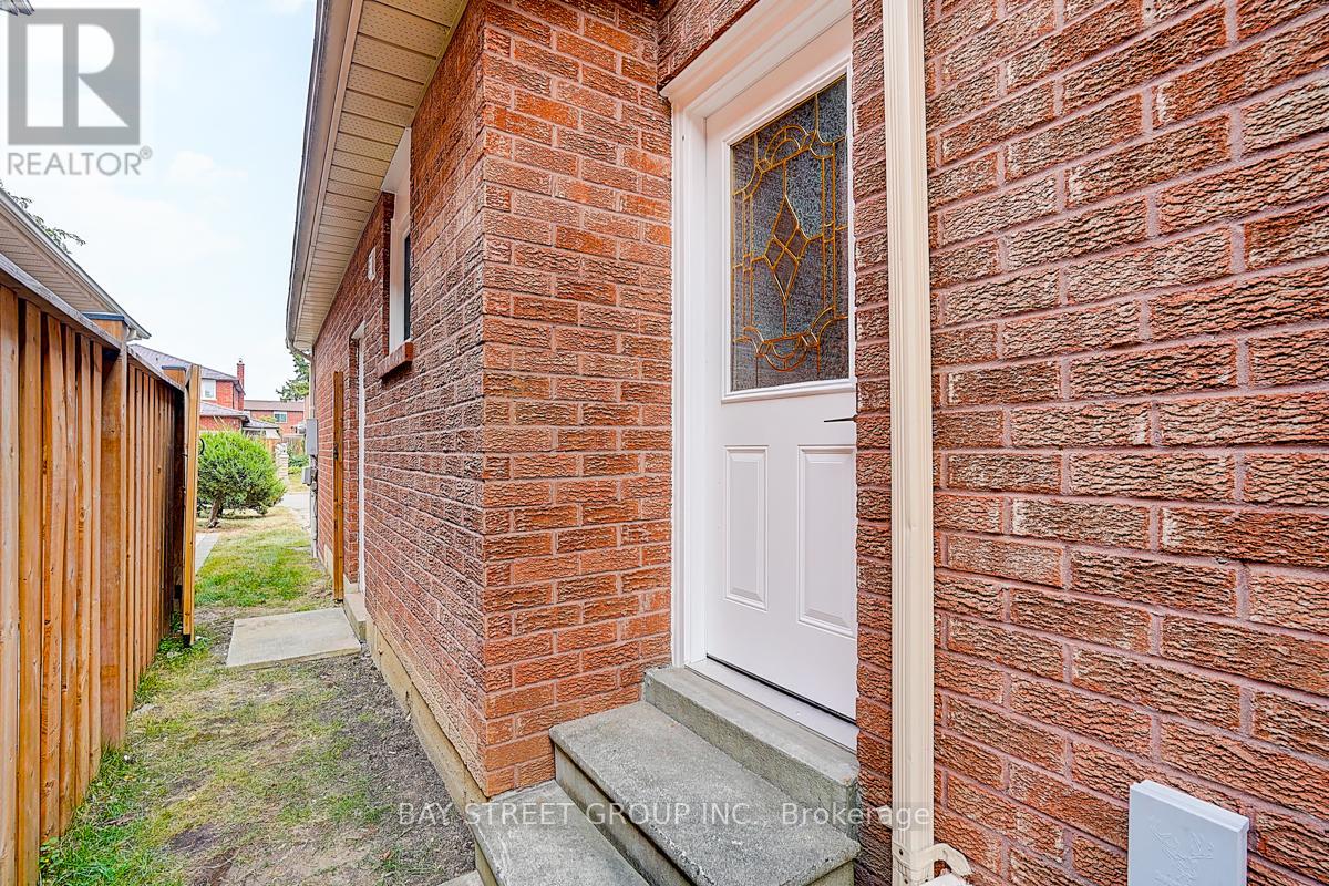 Photo 31 of 67 Kyla Crescent, Markham ON