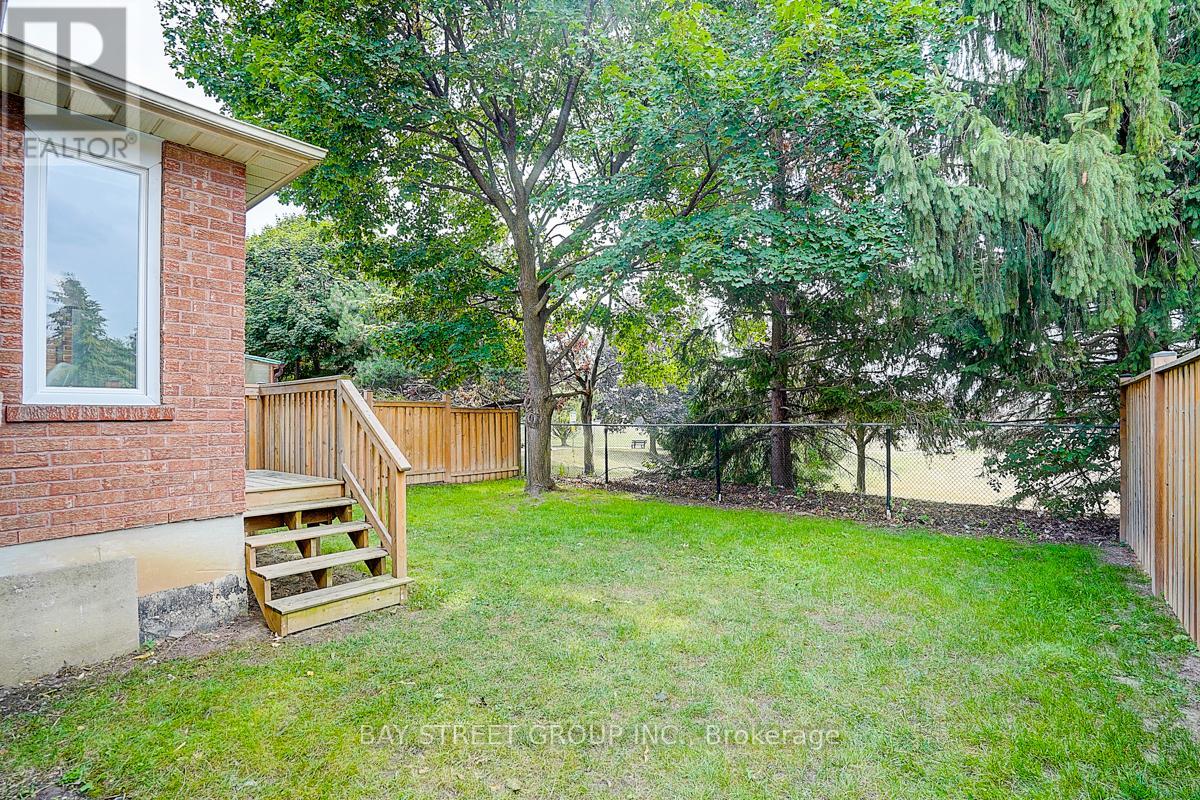 Photo 37 of 67 Kyla Crescent, Markham ON