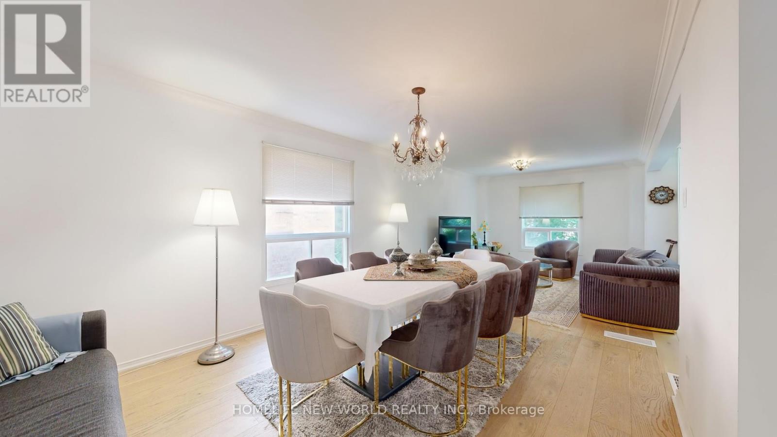 Photo 18 of 19 Chadburn Crescent, Aurora ON