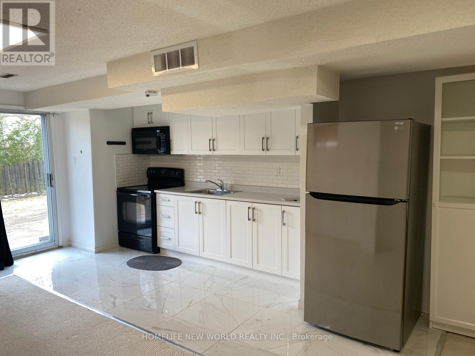 Photo 34 of 19 Chadburn Crescent, Aurora ON