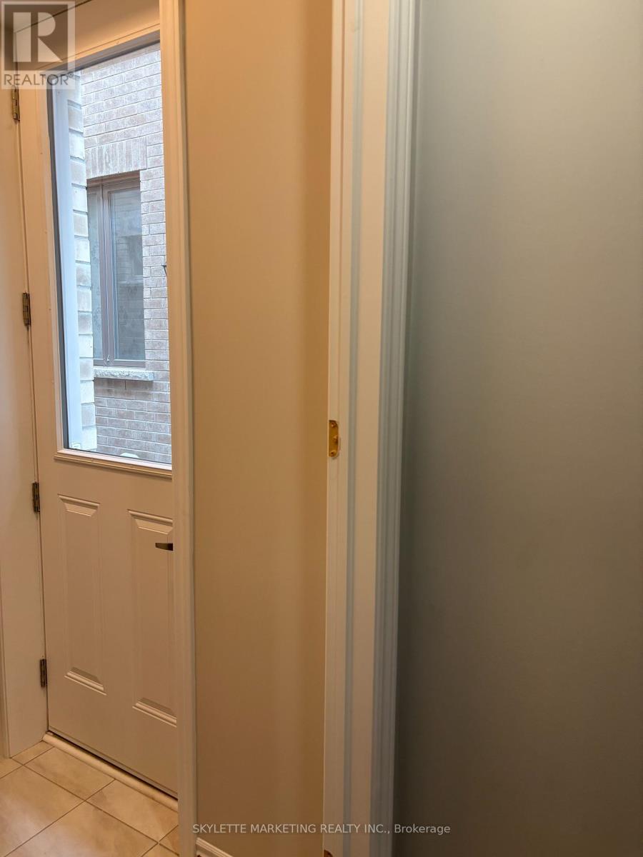Photo 19 of Lower 5 Sikura Circle, Aurora ON
