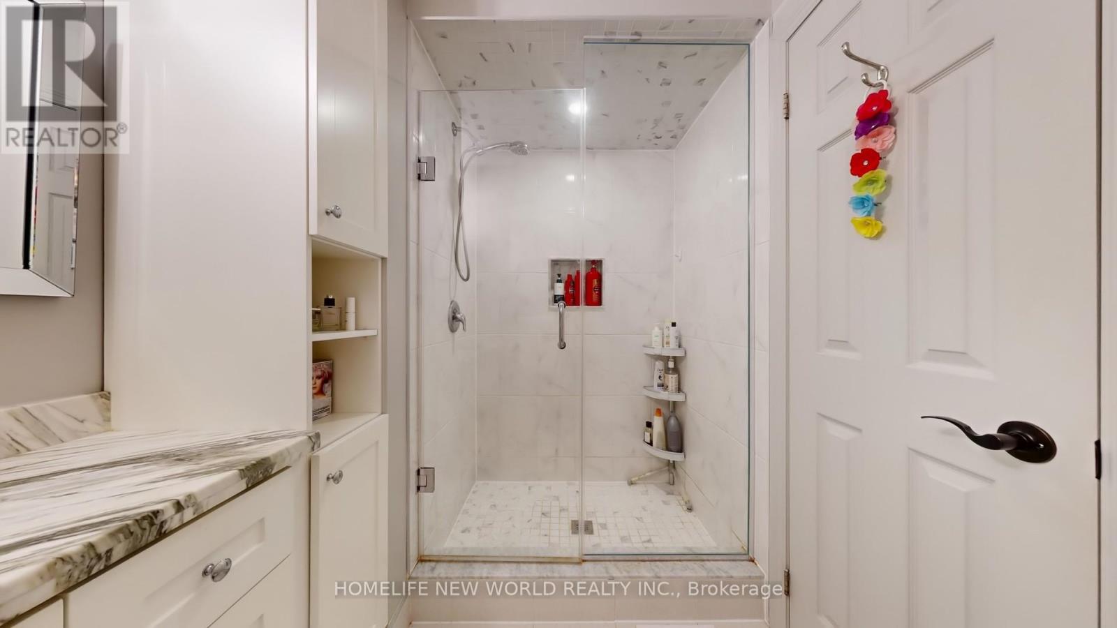 Photo 27 of 19 Chadburn Crescent, Aurora ON