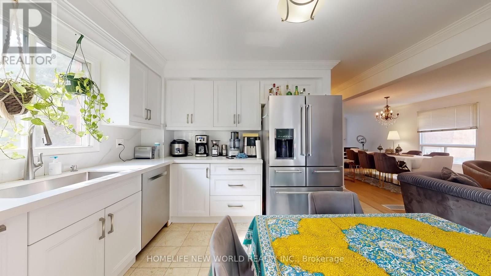 Photo 6 of 19 Chadburn Crescent, Aurora ON