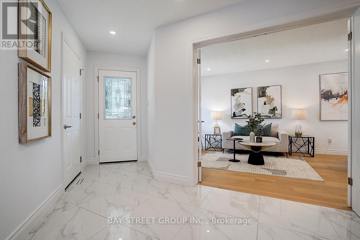 Photo 18 of 67 Kyla Crescent, Markham ON
