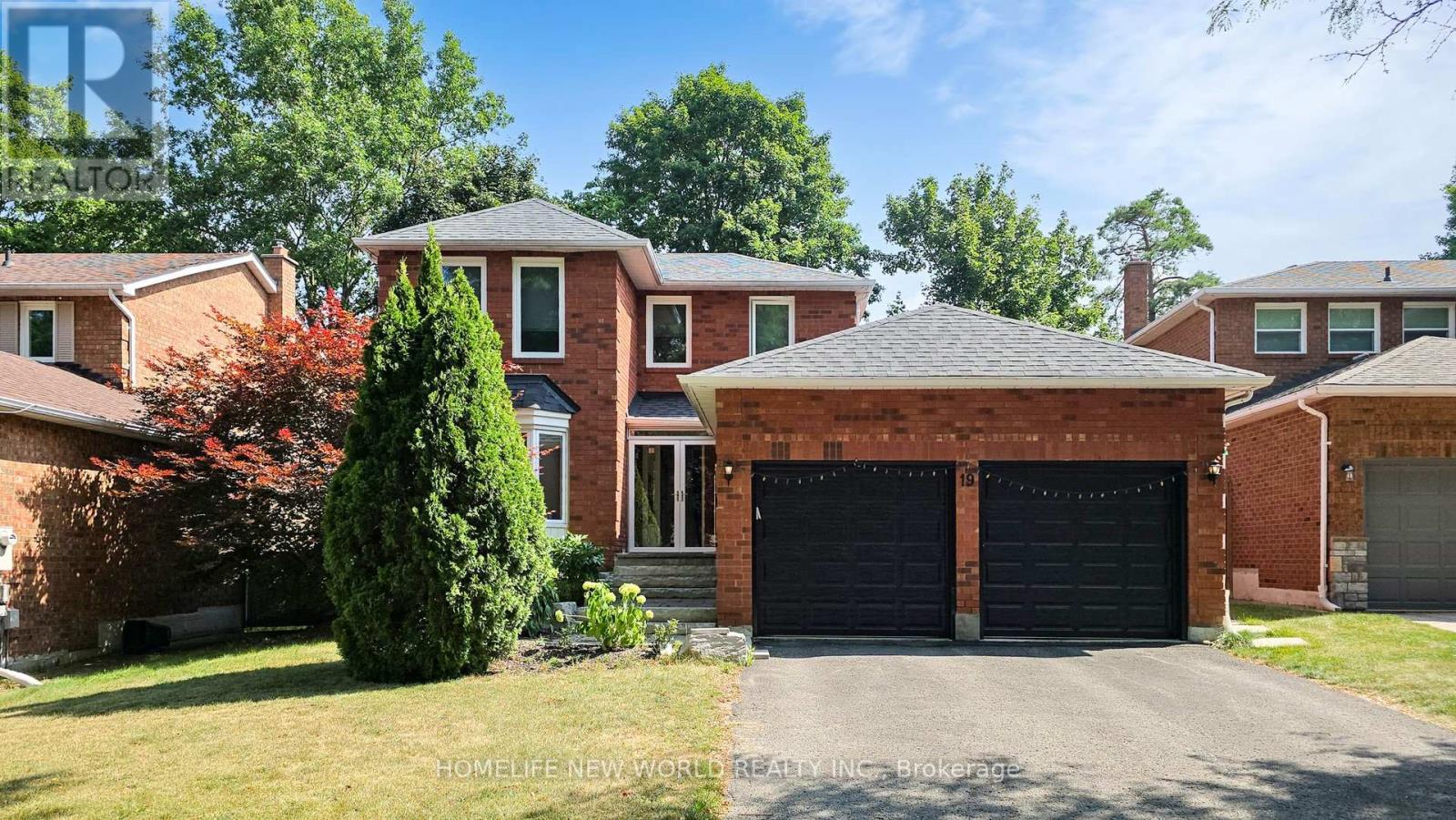 Photo 1 of 19 Chadburn Crescent, Aurora ON