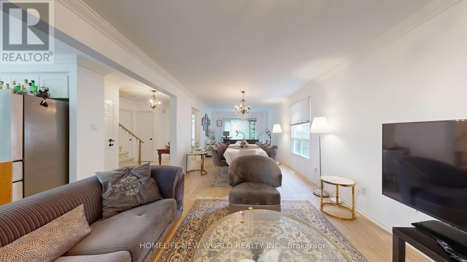 Photo 15 of 19 Chadburn Crescent, Aurora ON