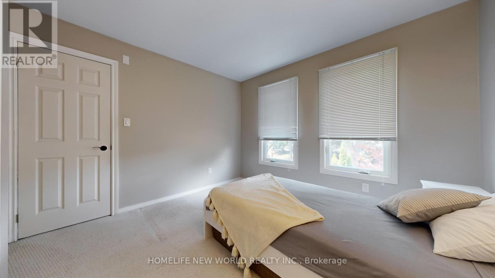 Photo 31 of 19 Chadburn Crescent, Aurora ON