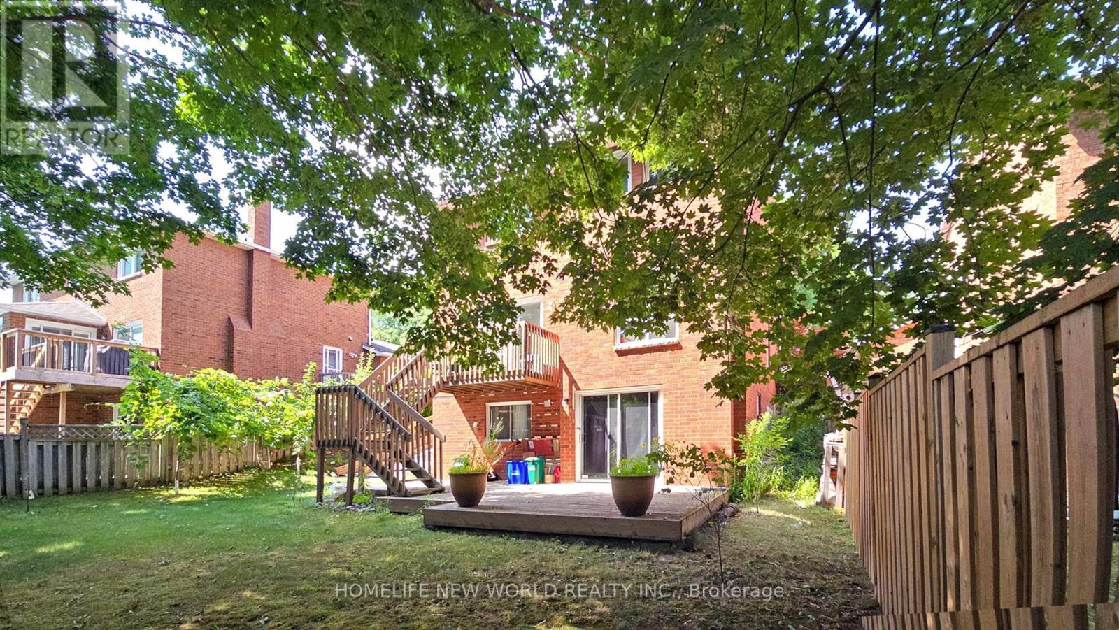 Photo 42 of 19 Chadburn Crescent, Aurora ON