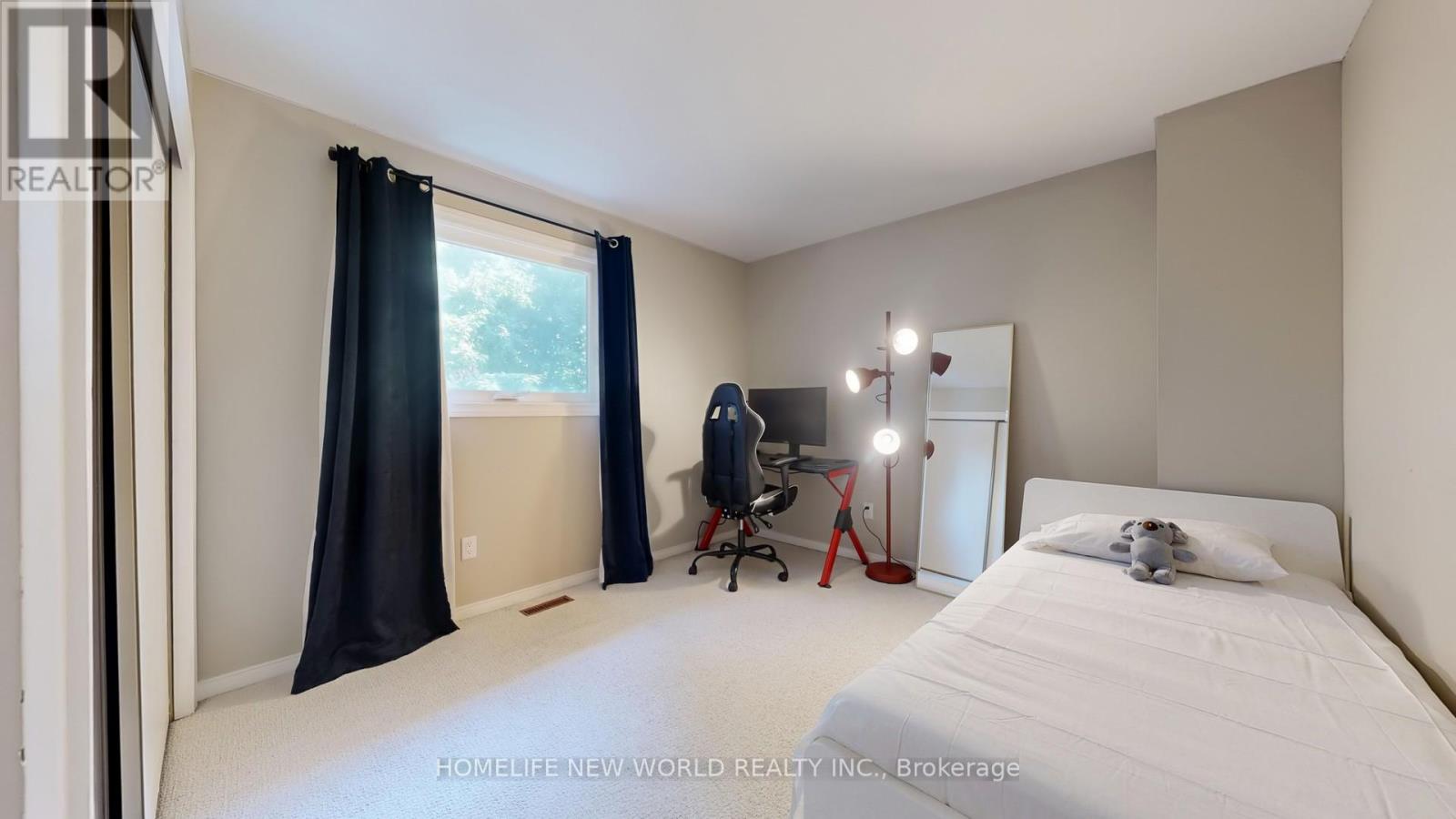 Photo 28 of 19 Chadburn Crescent, Aurora ON