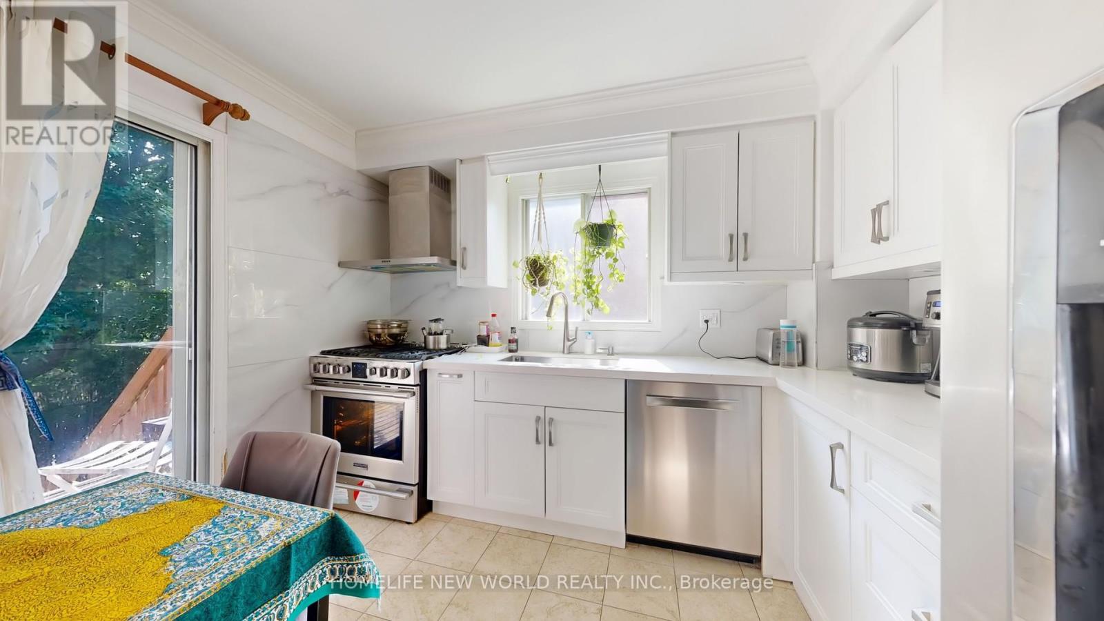 Photo 7 of 19 Chadburn Crescent, Aurora ON