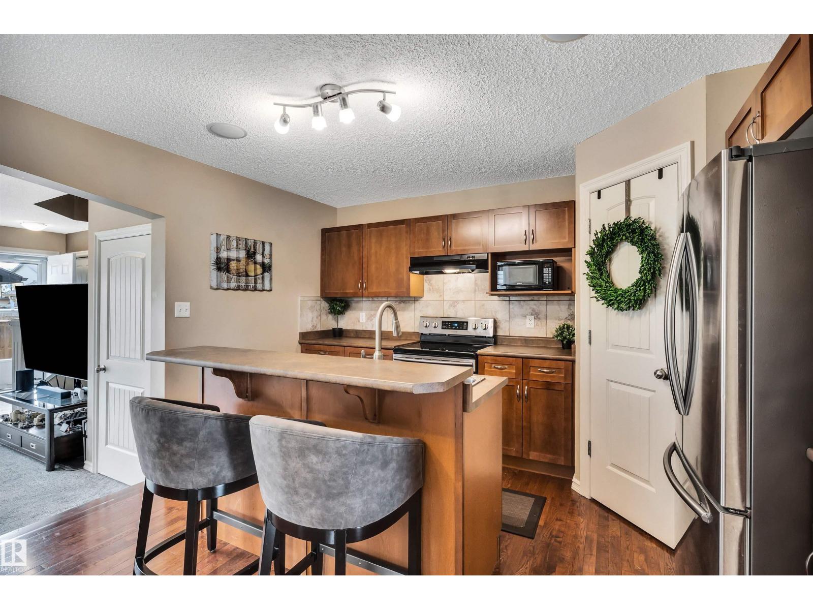 Photo 8 of 3733 12 St Nw, Edmonton AB