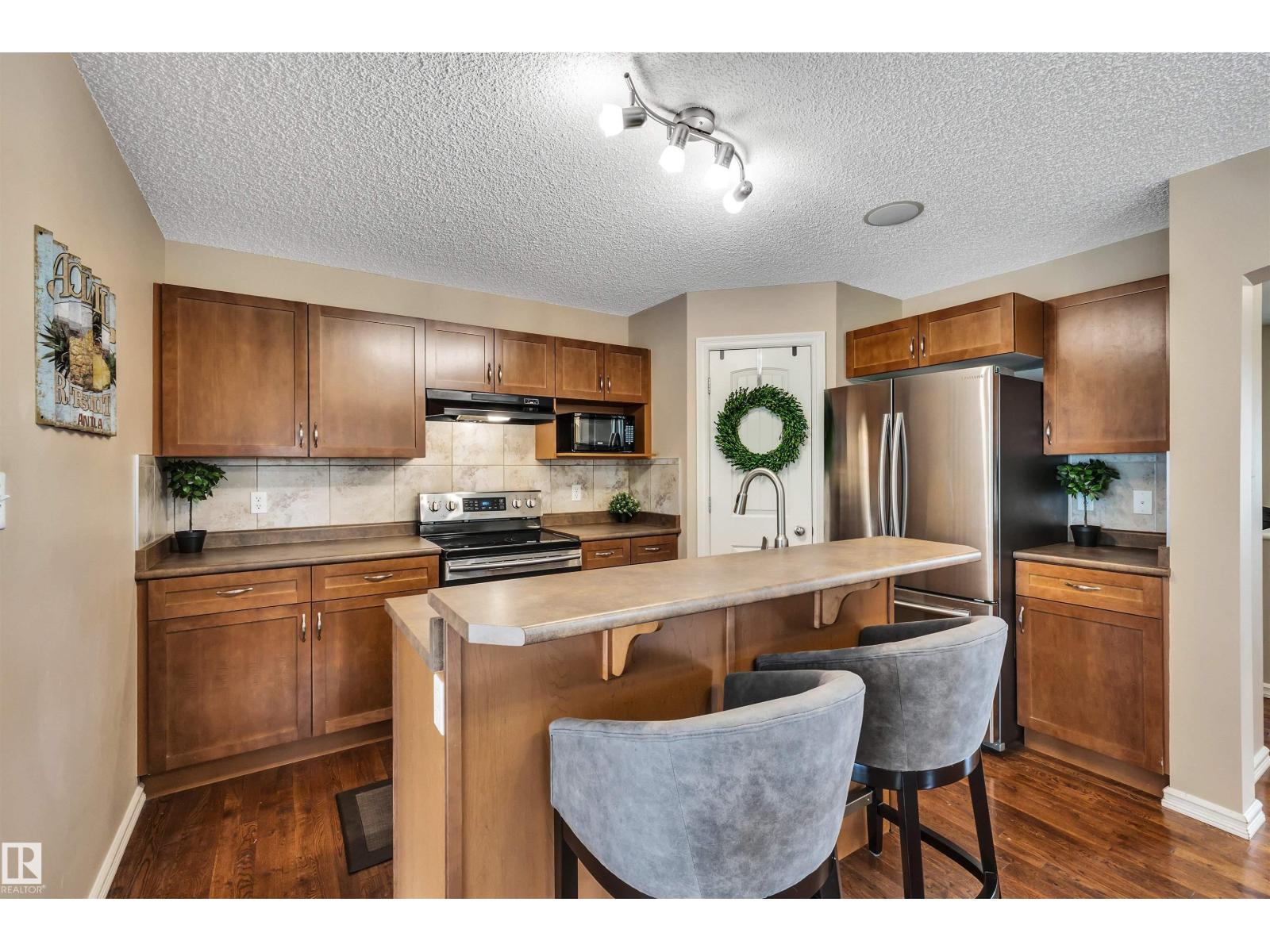 Photo 9 of 3733 12 St Nw, Edmonton AB